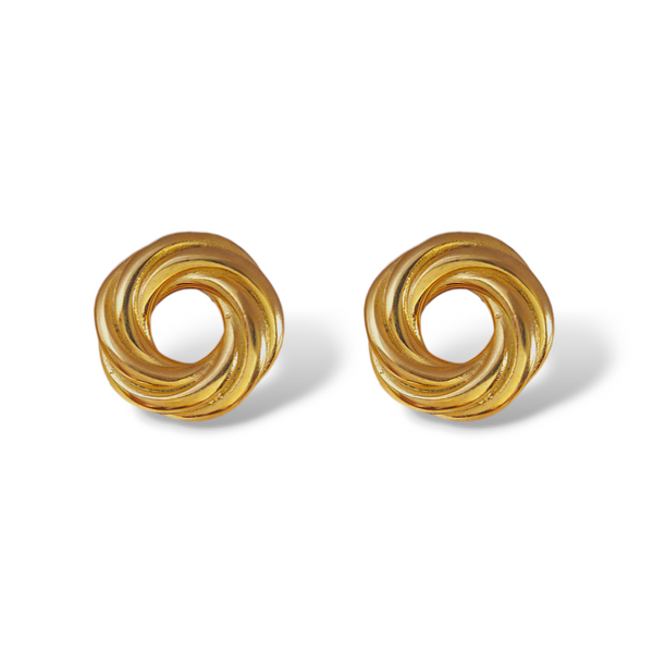 oldmoney earrings golden woman